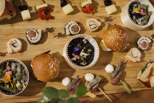 NET_Ardoise bois timbaline maki saumon et burger - Traiteur Paris click & Collect