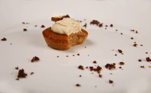 NET_Biscuit marron crème avec miette sur ardoise blanche - apero dinatoire pour 40 personnes