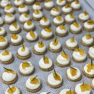 NET_Pièces citron crème et romarin sur plateau à cuir - traiteur communion Paris