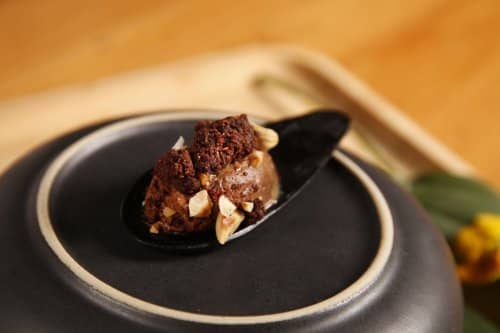 NET_cuillière chocolat crumble et noisette sur assiette noire - traiteur communion Paris