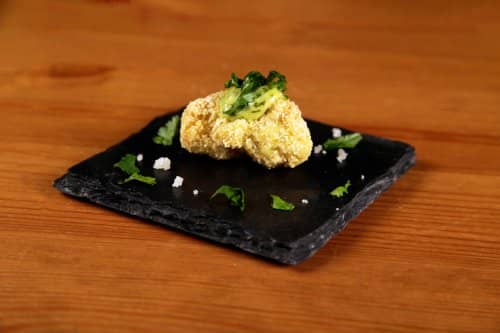 NET_Chou fleur mayonnaise herbe sur ardoise noire gros sel et herbes - Traiteur apéritif dînatoire 50 personnes