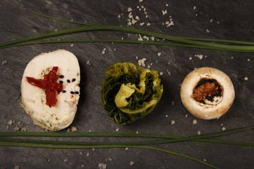 NET_dinde chou et champignon farci sur ardoise noire gros sel et ciboulette- traiteur entreprise paris
