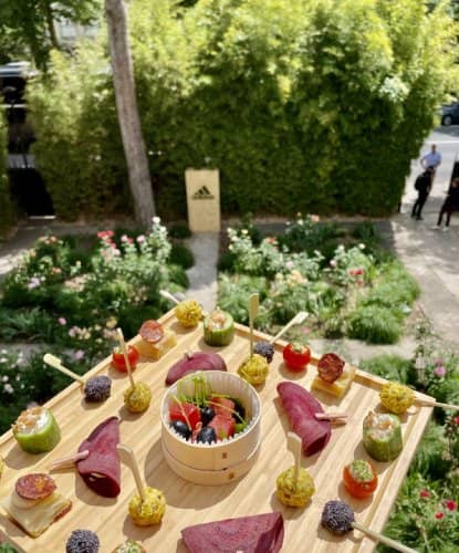 NET_Plateau en bois avec pièces cocktail et salade milieu - Organiser cocktail dînatoire pour 100 personnes