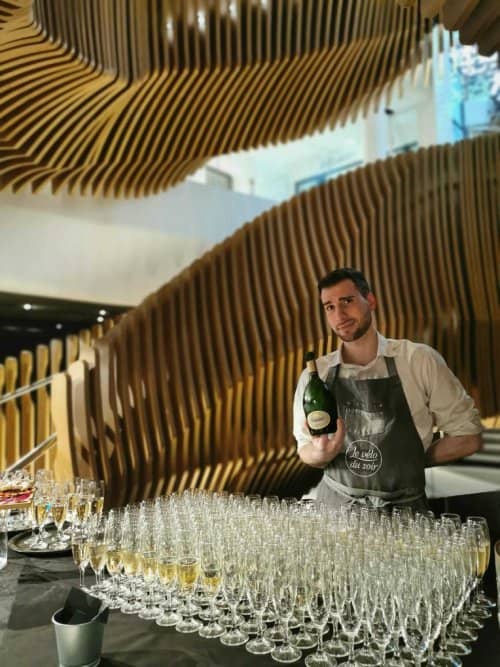 NET_coupe de champagne serveur sourire - bouteille de champagne - Organiser cocktail dînatoire pour 100 personnes