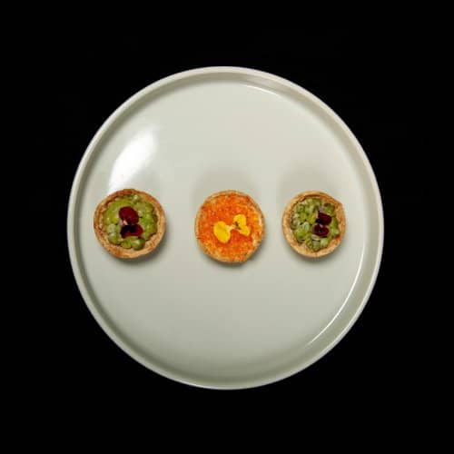 NET_Fond noir tartelette pois et oeuf de truite le vélo du soir traiteur événementiel paris