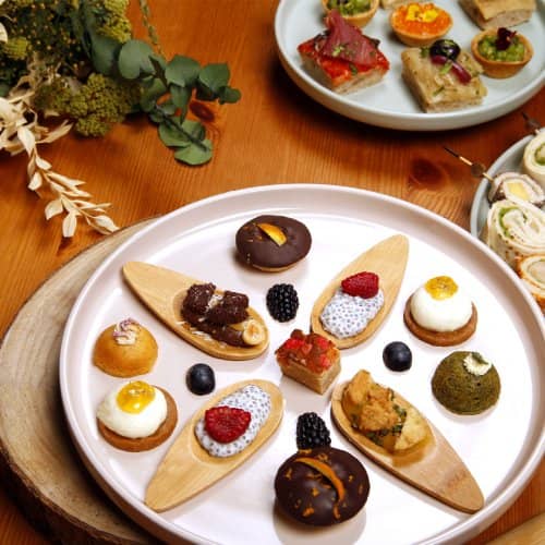 NET_assiette de pièces et cuillères sucrées - cocktail dinatoire haut de gamme - le vélo du soir traiteur événementiel paris