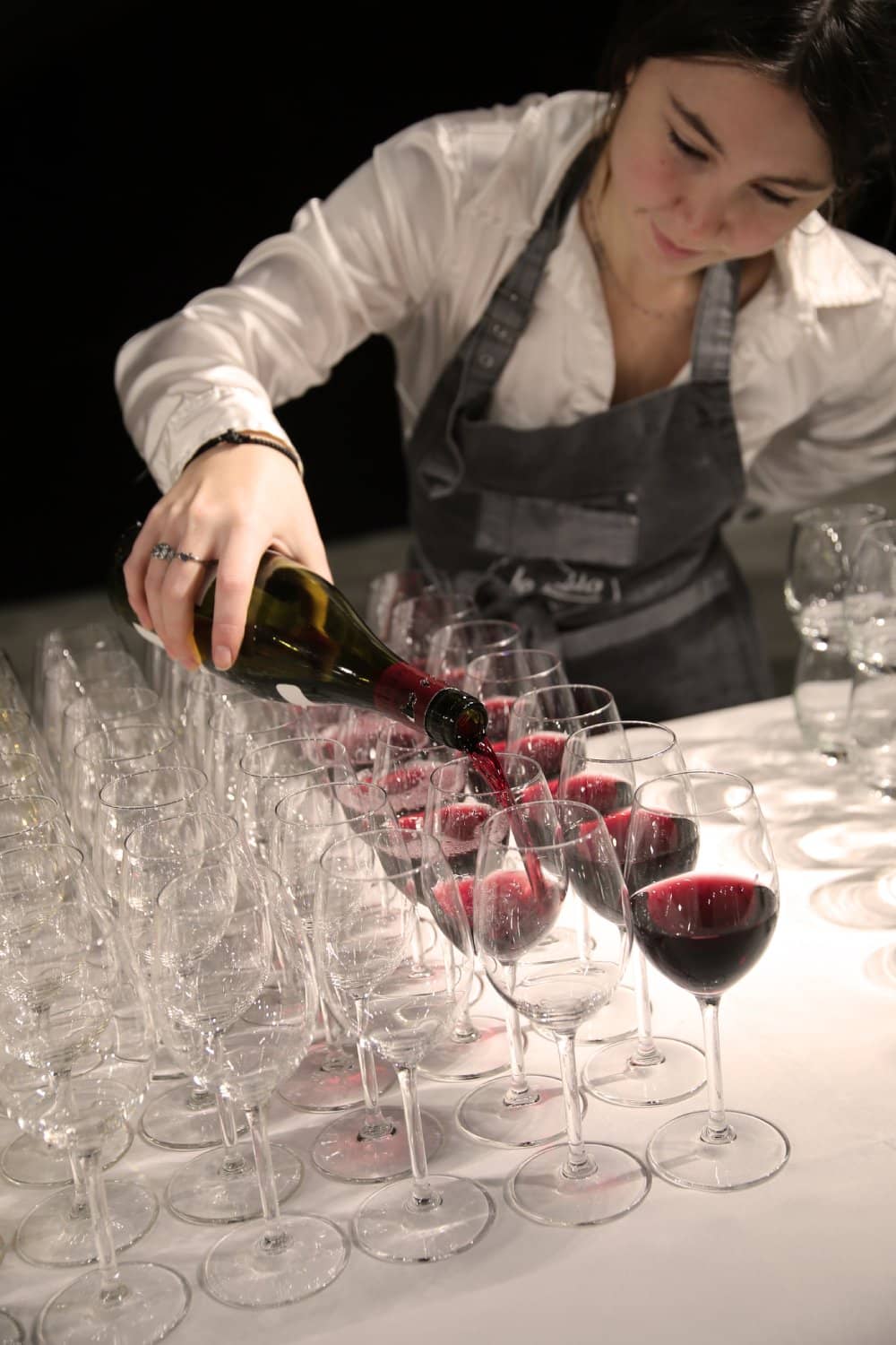 NET_Serveuse verre vin le vélo du soir traiteur éco-responsable paris