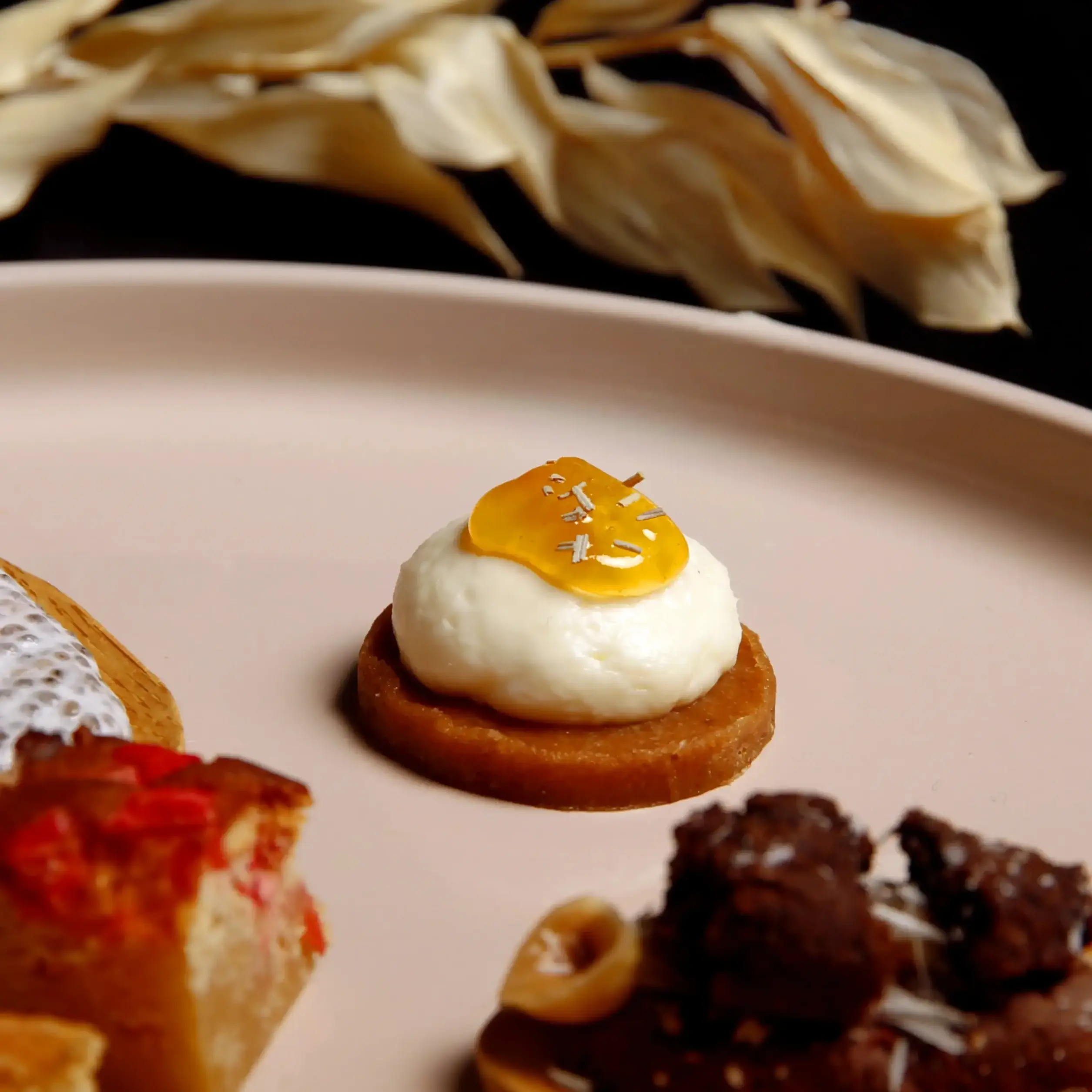 Les desserts de la cheffe - Le vélo du soir traiteur evenementiel paris NET_boule-epinard-fleur-fromage-vegan-traiteur éco-responsable paris