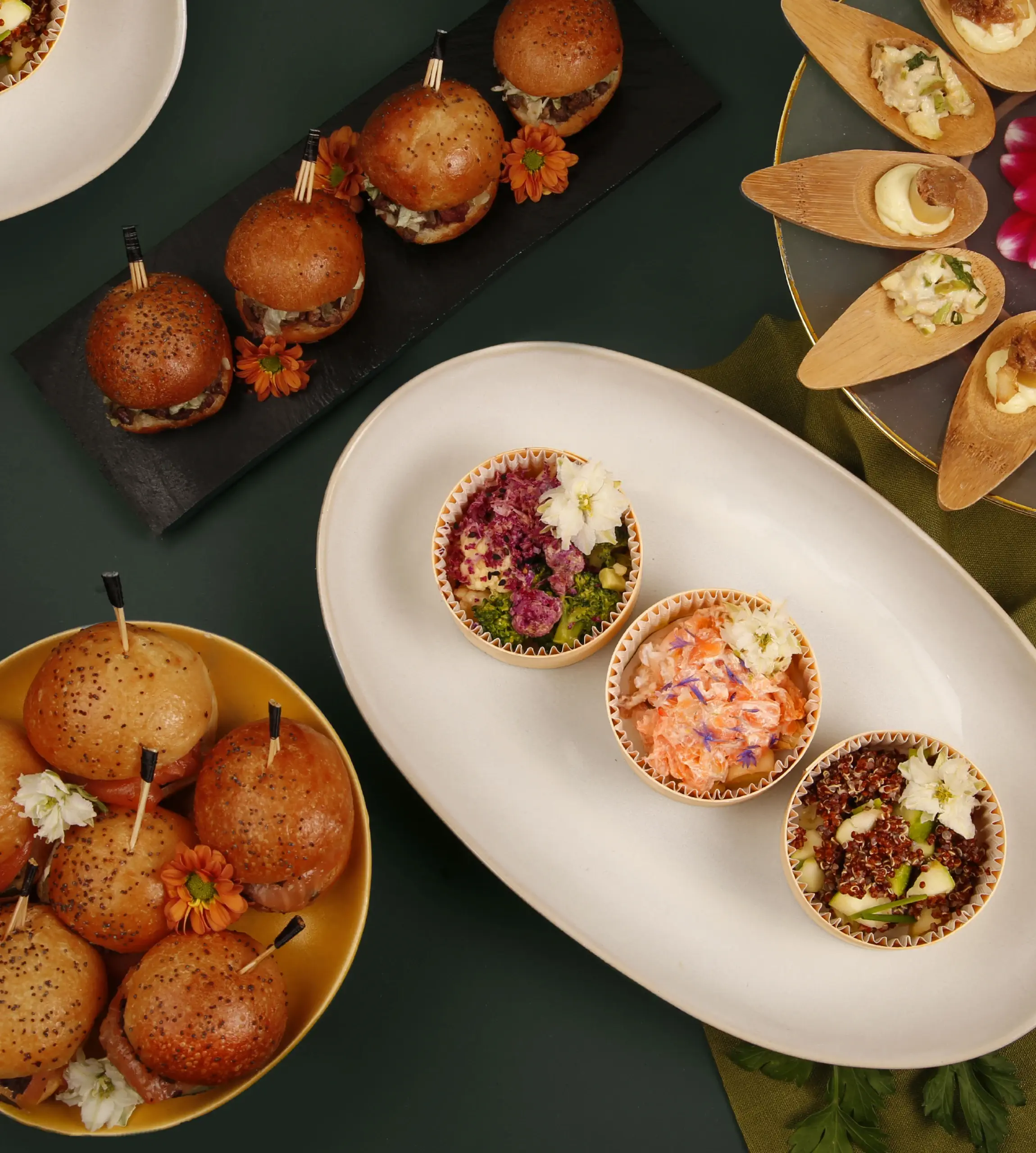 NET_assiette de pièces et cuillères sucrées - cocktail dinatoire haut de gamme - le vélo du soir traiteur événementiel paris