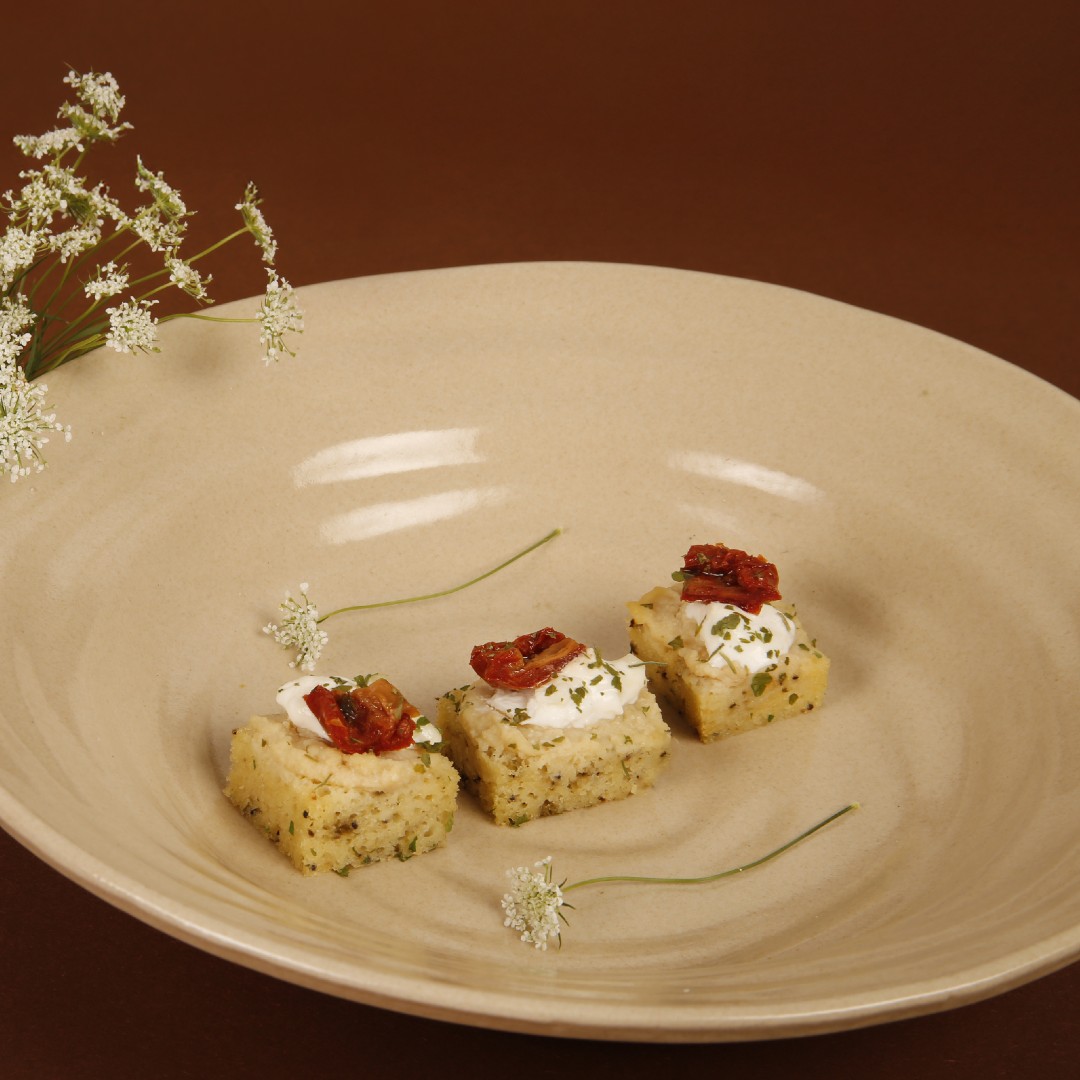 NET_Fond noir tartelette pois et oeuf de truite le vélo du soir traiteur événementiel paris