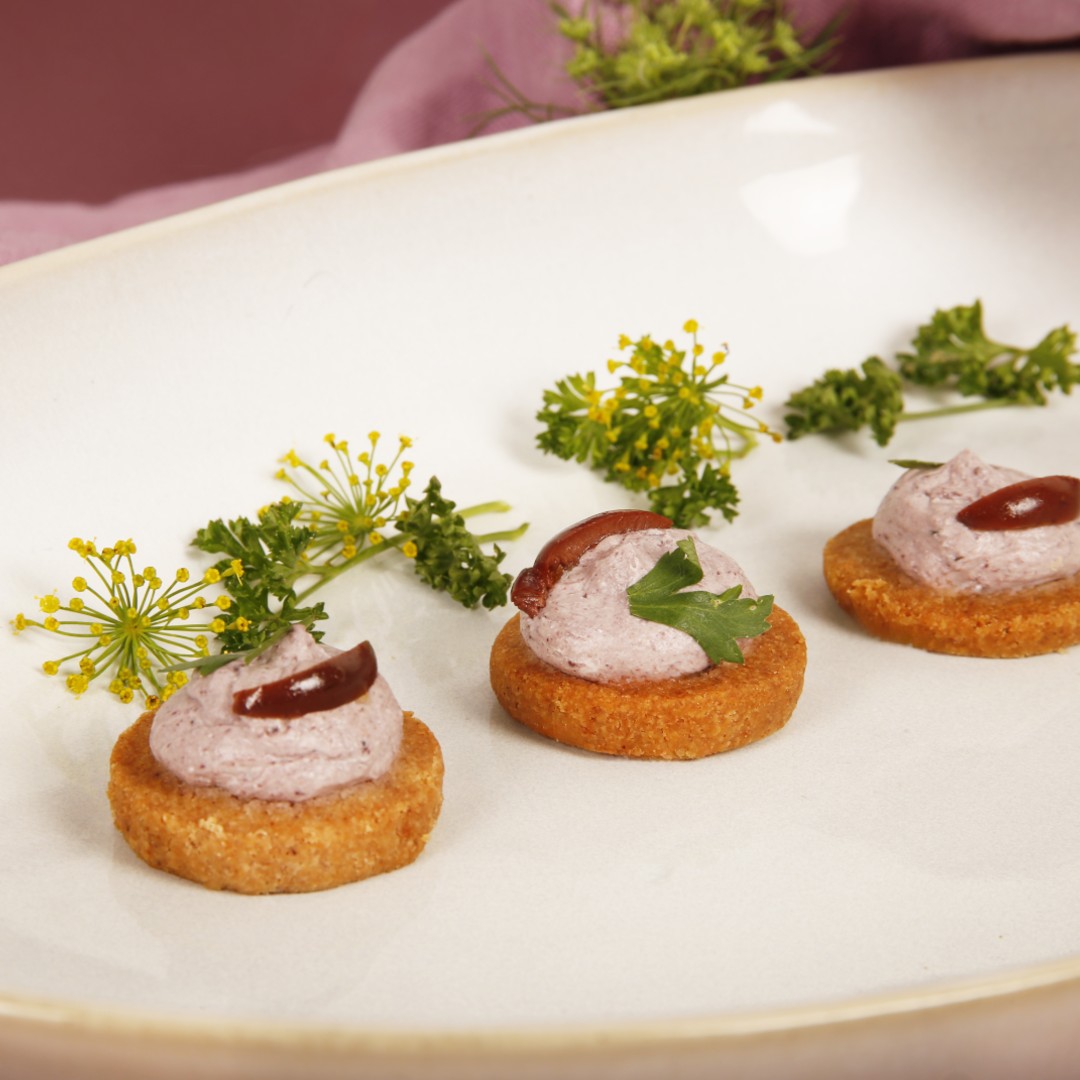 NET_Fond noir tartelette pois et oeuf de truite le vélo du soir traiteur événementiel paris