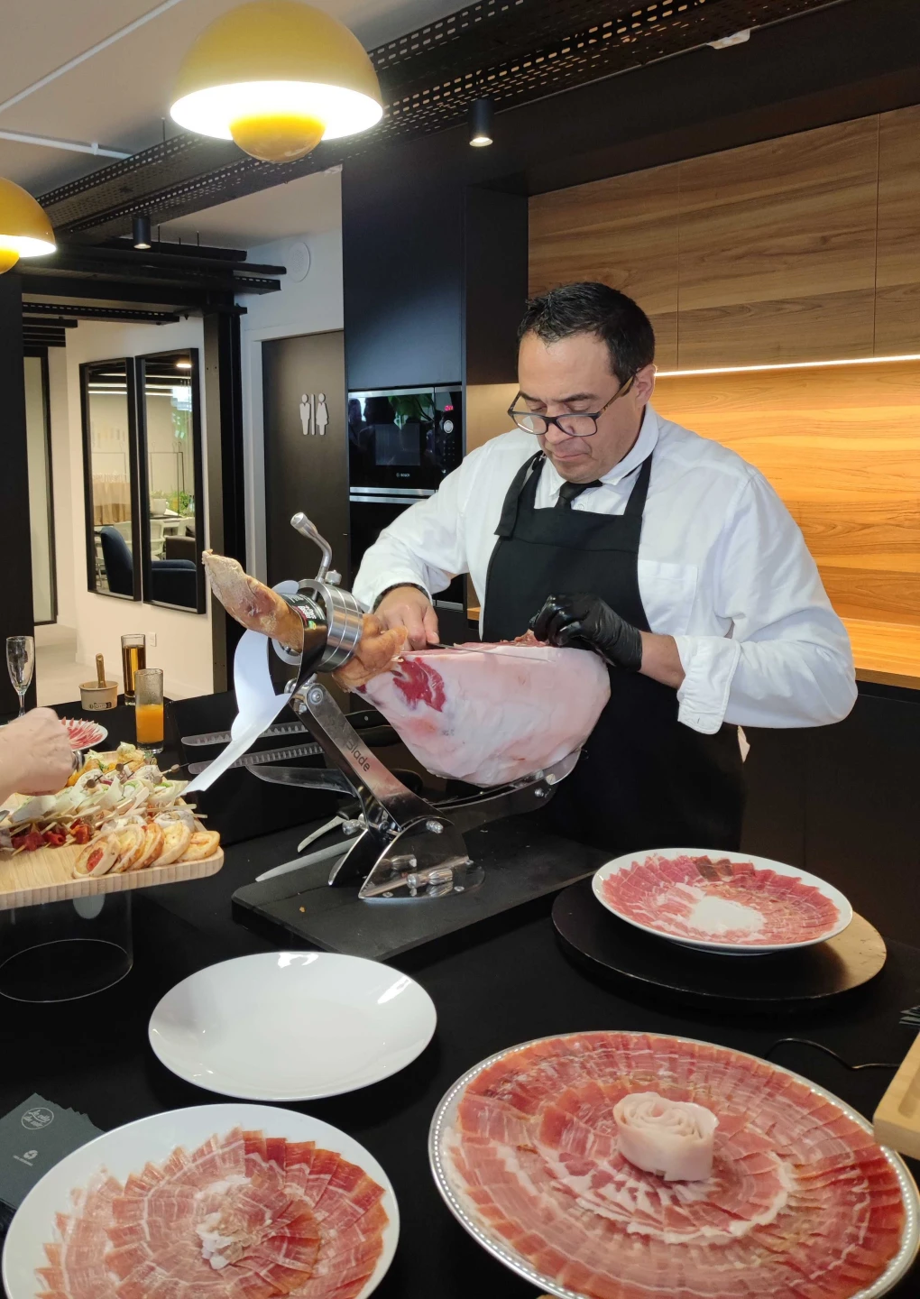 NET_Fond noir tartelette pois et oeuf de truite le vélo du soir traiteur événementiel paris