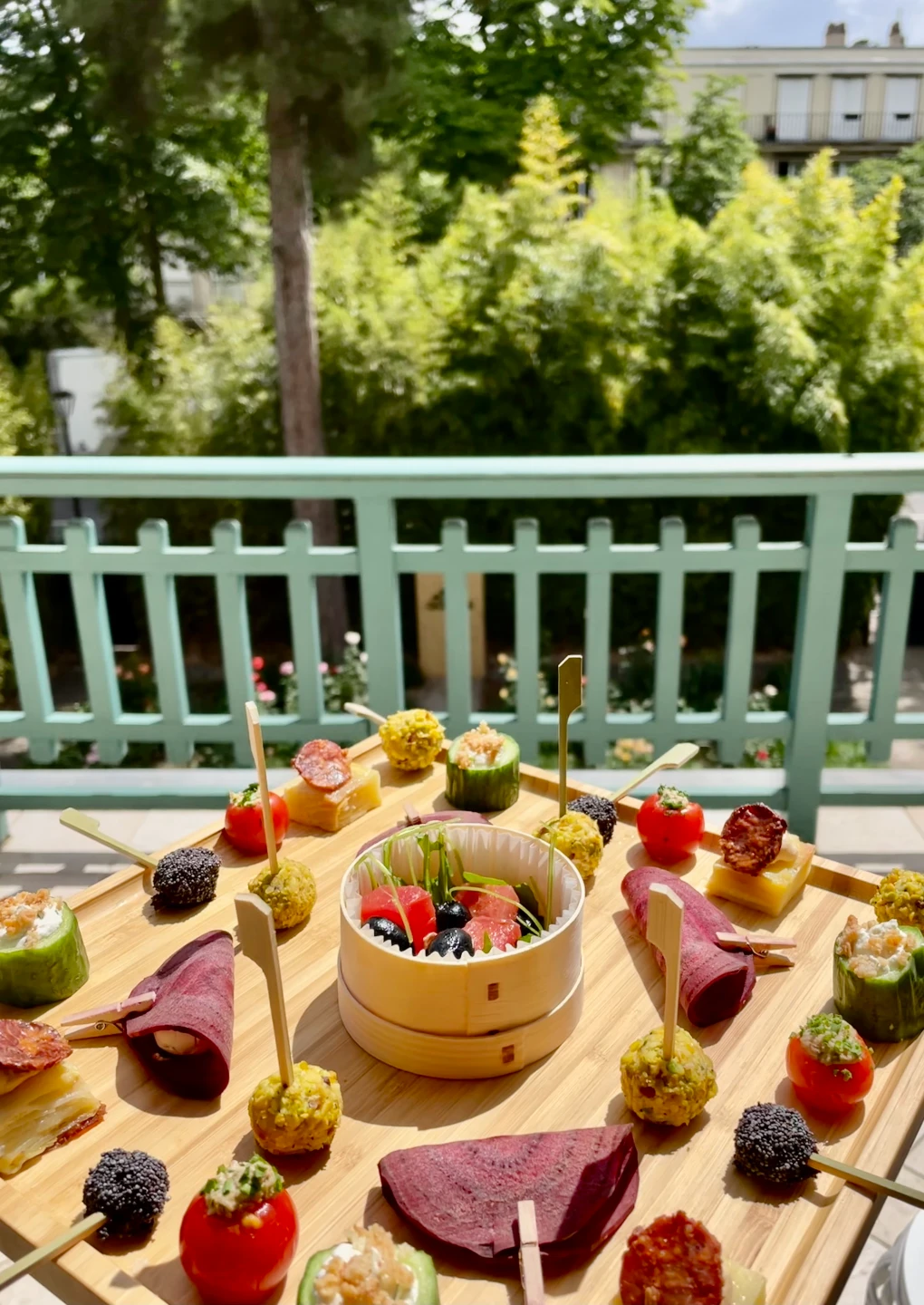 NET_assiette de pièces et cuillères sucrées - cocktail dinatoire haut de gamme - le vélo du soir traiteur événementiel paris