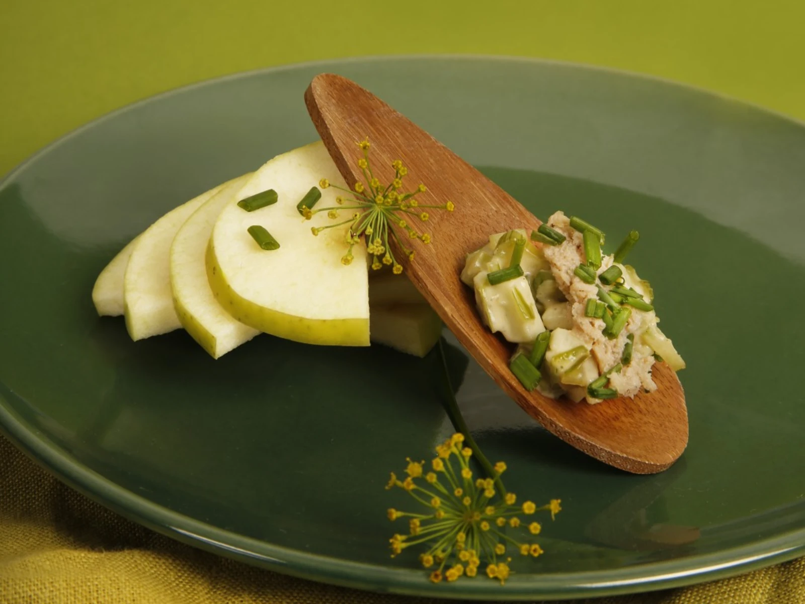 NET_Plateau en bois avec pièces cocktail et salade milieu - Organiser cocktail dînatoire pour 100 personnes