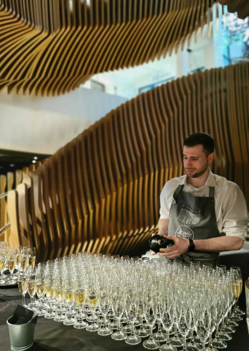 NET_Fond noir tartelette pois et oeuf de truite le vélo du soir traiteur événementiel paris