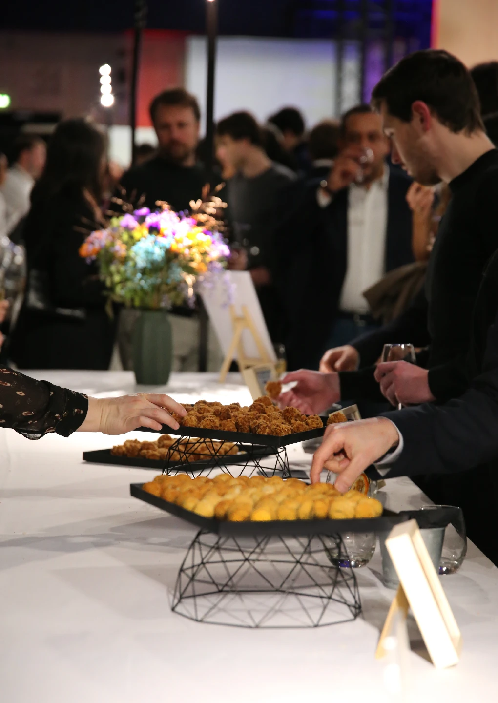 NET_Fond noir tartelette pois et oeuf de truite le vélo du soir traiteur événementiel paris